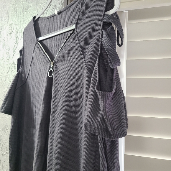 Plus Size Women's Sexy V-neck Zipper Slashed Open Sleeve Top - Picture 3 of 7